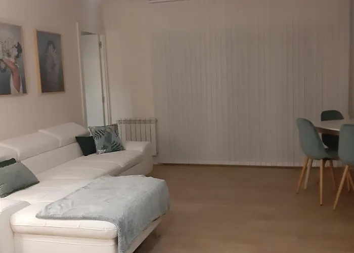 La Parada De La Estacion Con Parking Zaragoza